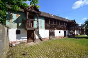 Ambar sa kotobanjom, kućom i dvori&scaron;tem