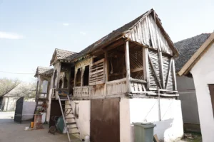 Ambar sa kotobanjom, kućom i dvori&scaron;tem