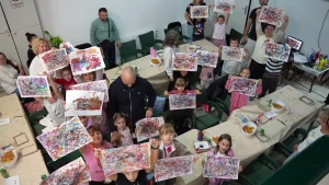Deca i roditelji zajedno &bdquo;pokrenuli boje&ldquo; u pećinačkom Kulturnom centru